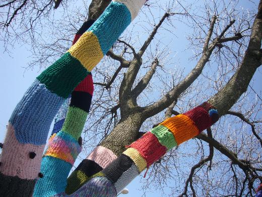 En renkli direniş Yarnbombing
