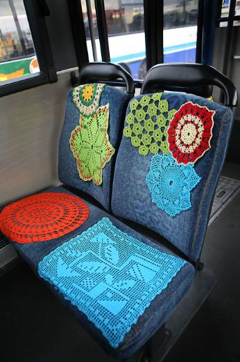 En renkli direniş Yarnbombing