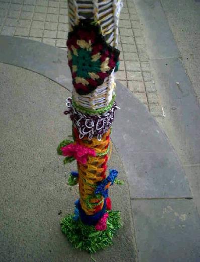 En renkli direniş Yarnbombing