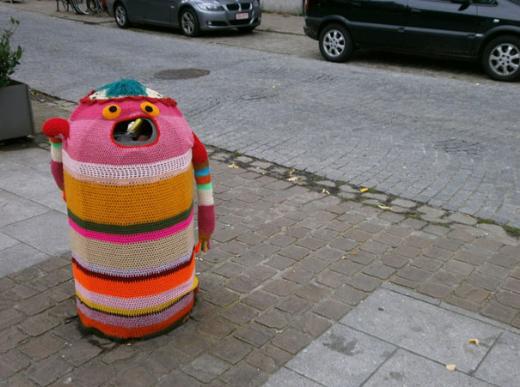 En renkli direniş Yarnbombing