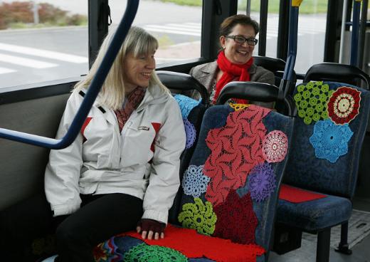 En renkli direniş Yarnbombing