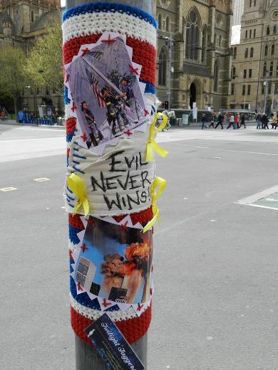 En renkli direniş Yarnbombing