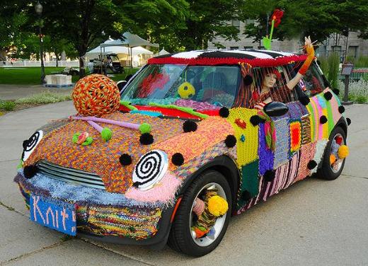 En renkli direniş Yarnbombing