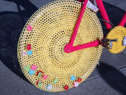 En renkli direniş Yarnbombing