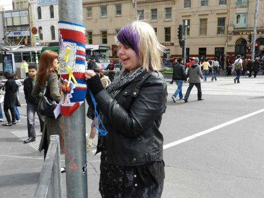 En renkli direniş Yarnbombing