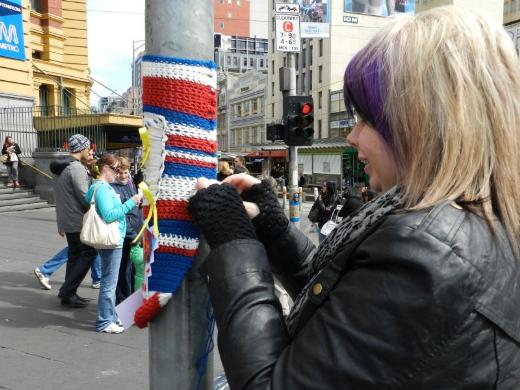 En renkli direniş Yarnbombing