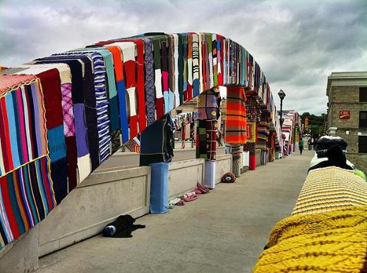 En renkli direniş Yarnbombing