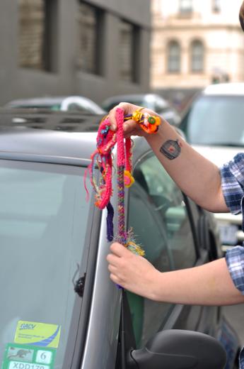 En renkli direniş Yarnbombing