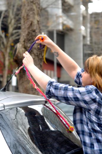 En renkli direniş Yarnbombing