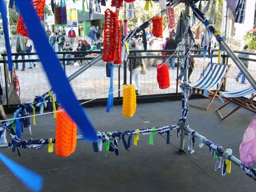 En renkli direniş Yarnbombing