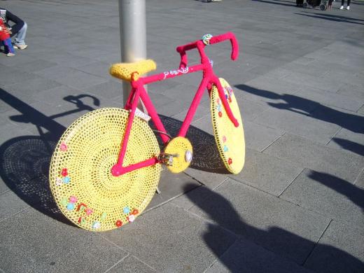 En renkli direniş Yarnbombing
