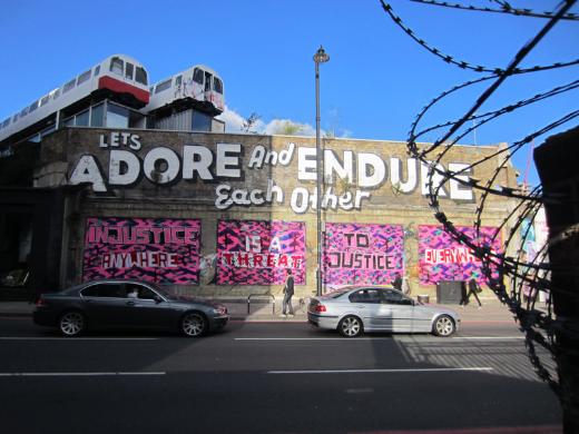 En renkli direniş Yarnbombing