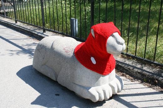 En renkli direniş Yarnbombing