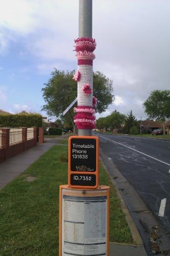 En renkli direniş Yarnbombing
