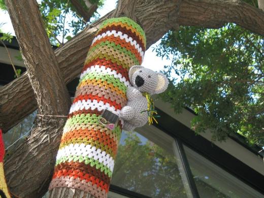 En renkli direniş Yarnbombing