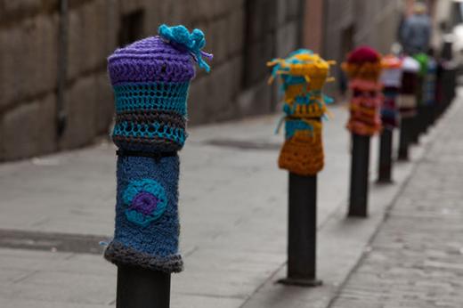 En renkli direniş Yarnbombing