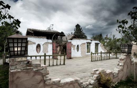 İngiltere’nin göbeğinde korsan adası kurdu