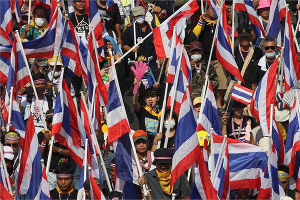 Tayland'da yüzbinler sokakta