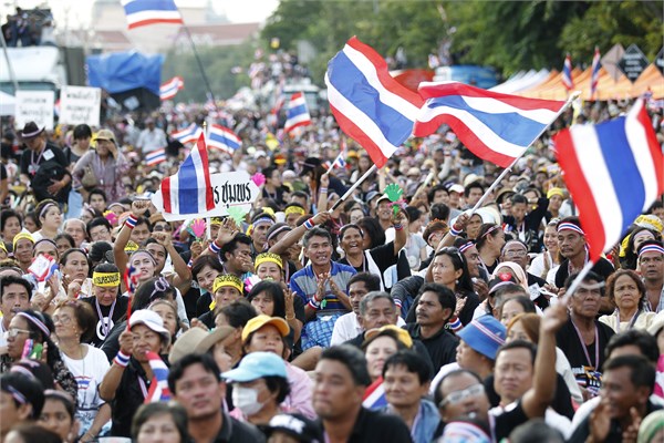 Tayland'da yüzbinler sokakta