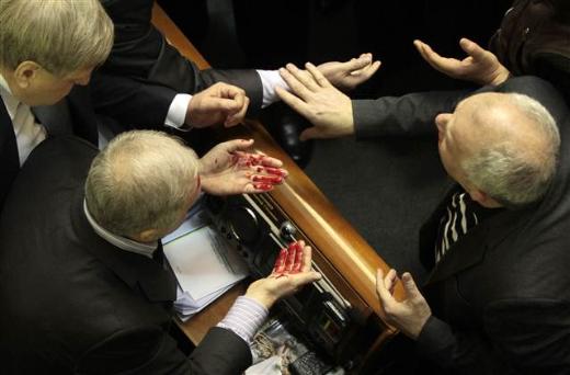 Ukrayna parlamentosunda kanlı 'bütçe' kavgası