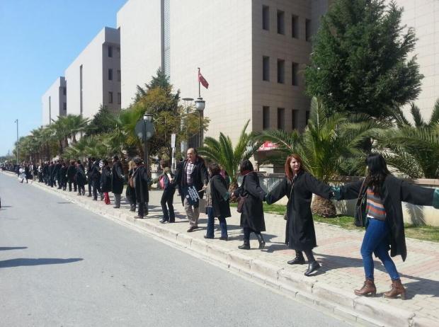 Avukatlardan el ele adalet zinciri