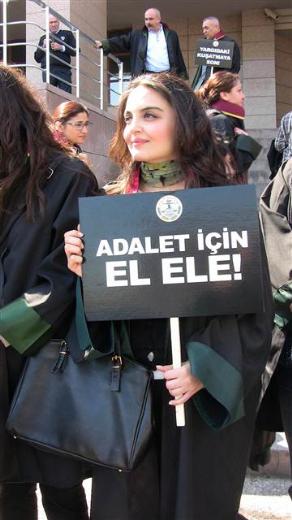 Avukatlardan el ele adalet zinciri