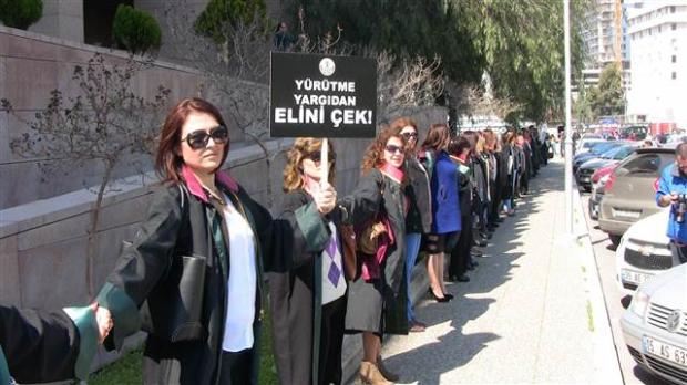 Avukatlardan el ele adalet zinciri