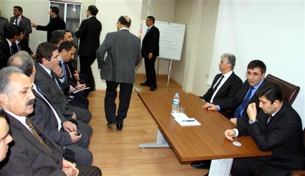 Bakan Yılmaz Kars'ta acılı ailelerle buluştu