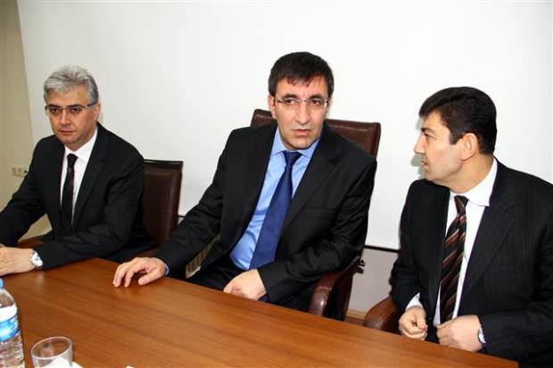 Bakan Yılmaz Kars'ta acılı ailelerle buluştu