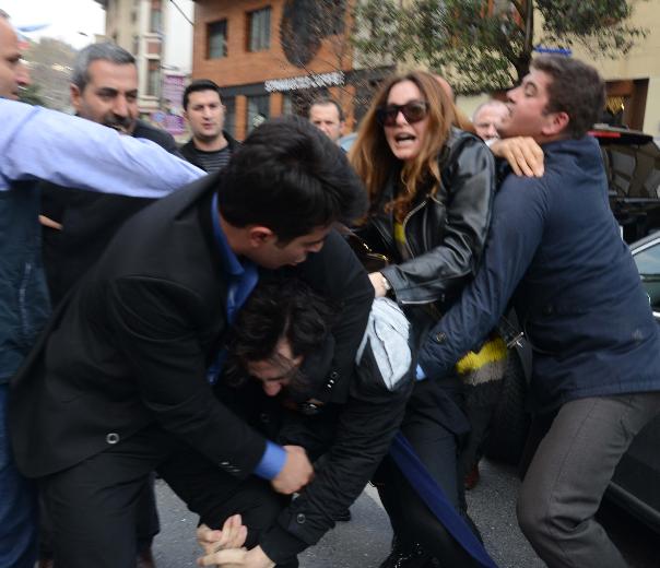 Ünlü mankene vale dayağı!