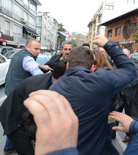 Ünlü mankene vale dayağı!