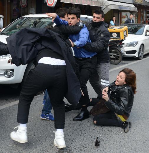Ünlü mankene vale dayağı!