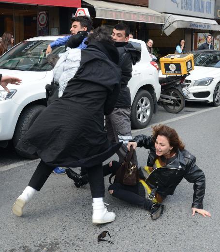 Ünlü mankene vale dayağı!