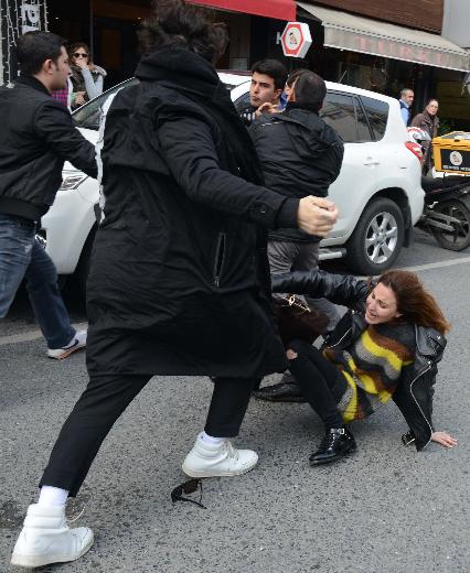 Ünlü mankene vale dayağı!