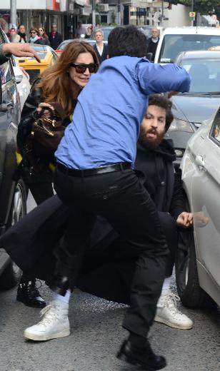 Ünlü mankene vale dayağı!