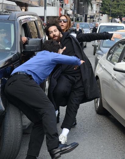 Ünlü mankene vale dayağı!