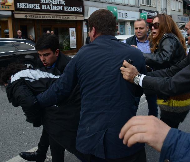 Ünlü mankene vale dayağı!