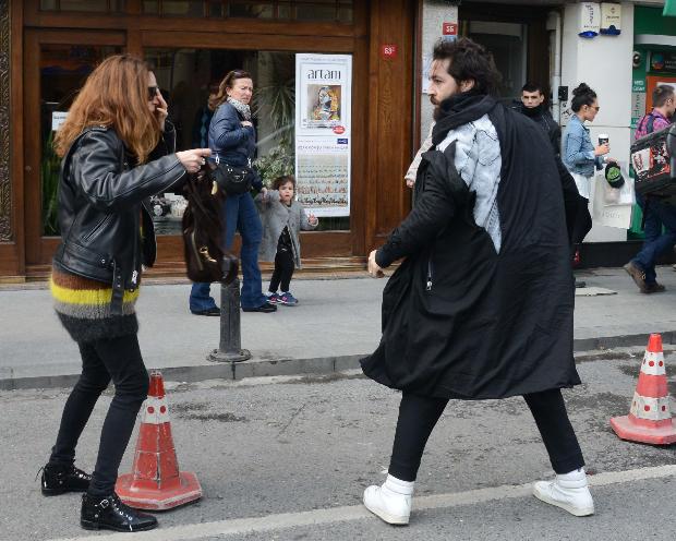 Ünlü mankene vale dayağı!