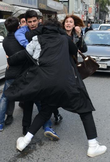 Ünlü mankene vale dayağı!