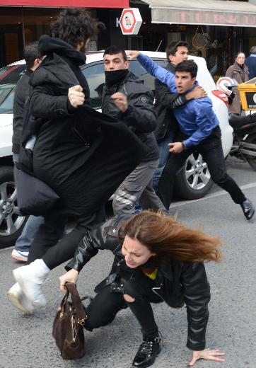 Ünlü mankene vale dayağı!