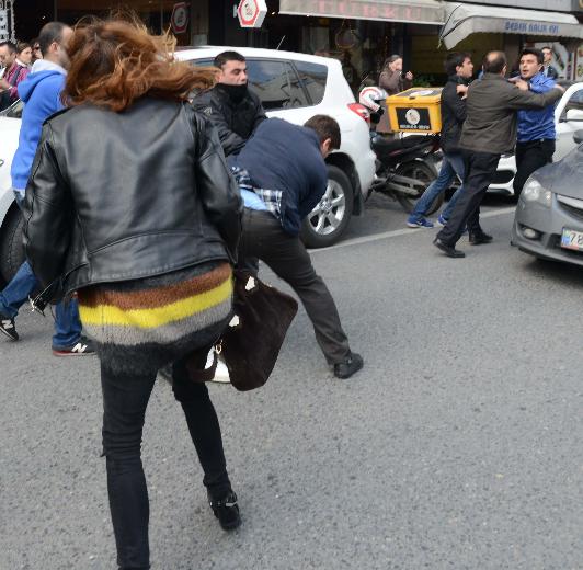 Ünlü mankene vale dayağı!