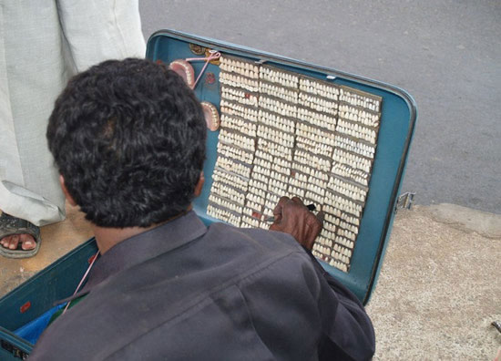 Seyyar sokak dişçileri iş başında