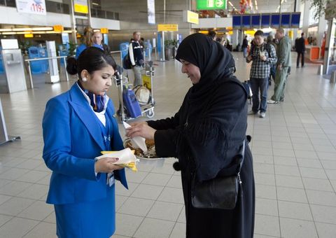 Eteklerimiz çok dar bluzlarımız çok kısa
