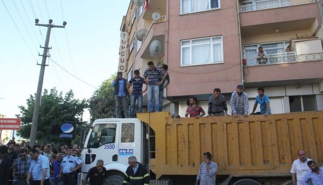 Göçükte can pazarı