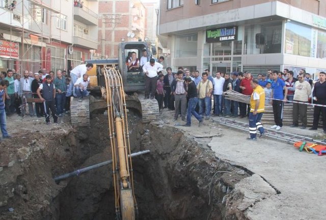 Göçükte can pazarı