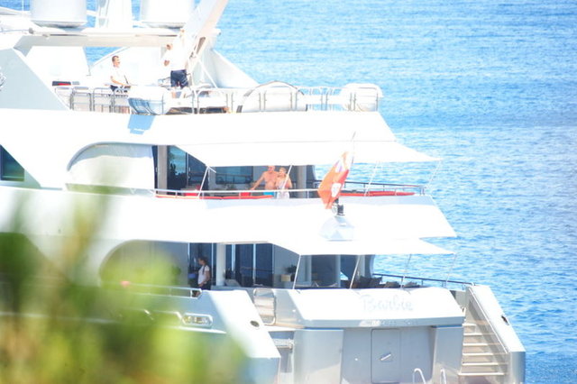 Ünal Aysal Cennet Koyu'nda tatil yapıyor
