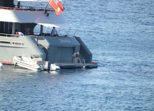 Ünal Aysal Cennet Koyu'nda tatil yapıyor
