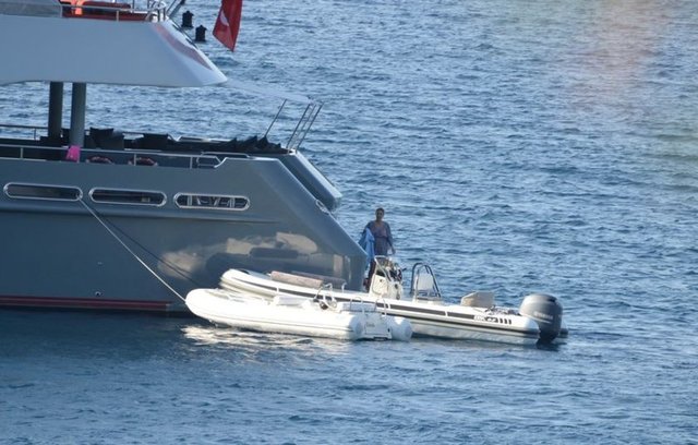 Ünal Aysal Cennet Koyu'nda tatil yapıyor
