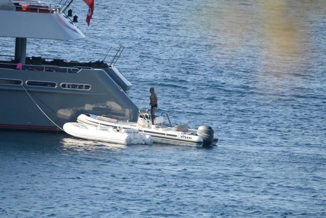 Ünal Aysal Cennet Koyu'nda tatil yapıyor
