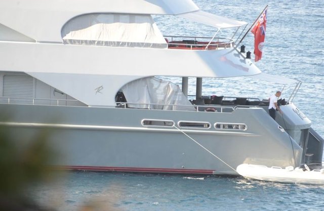 Ünal Aysal Cennet Koyu'nda tatil yapıyor
